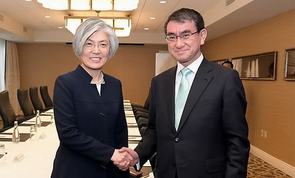 資料圖片：當地時間3月17日，在華盛頓，韓國外長康京和（左）與日本外務大臣河野太郎握手。（韓聯社/外交部提供）