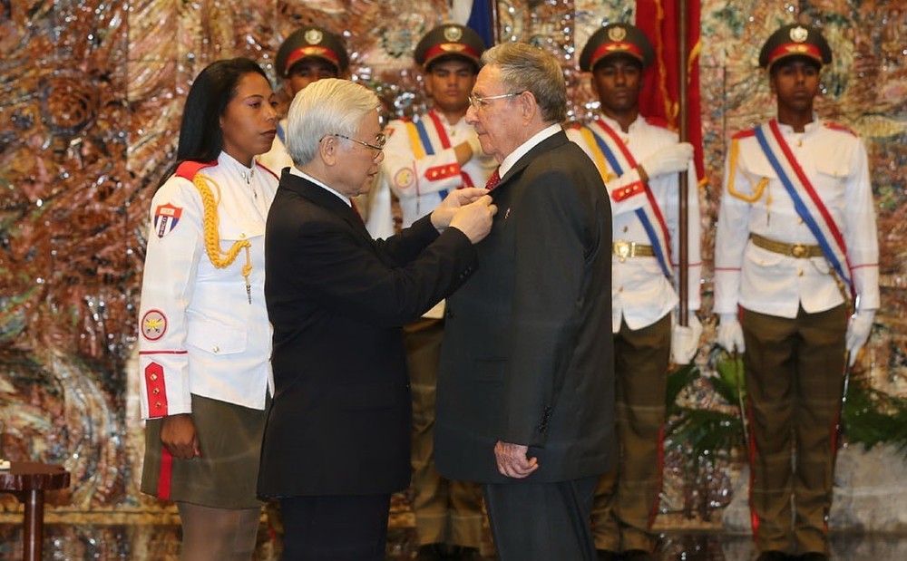 阮富仲總書記向卡斯特羅同志授予金星勳章。