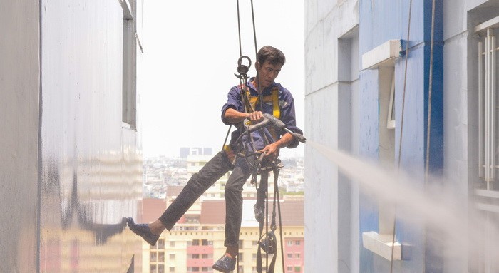工人正清理公寓的外層。