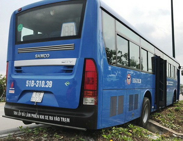 巴士遭卡車逼上人行道