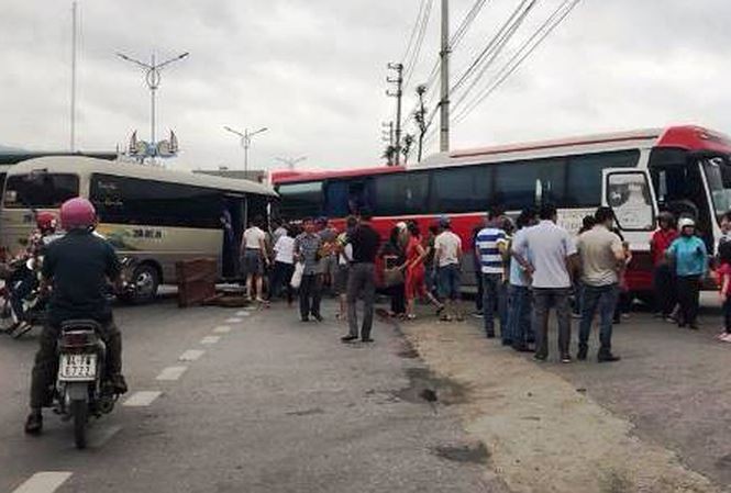 旅遊車撞客車 14 人受傷