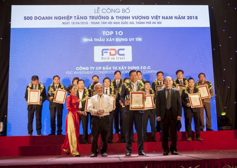 吴清峰先生代表F.D.C公司荣获2018年10强信誉建筑承包商奖