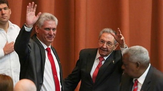 迪亞斯‧卡內爾同志獲選為古巴國務委員會主席兼部長會議主席職務(左一)