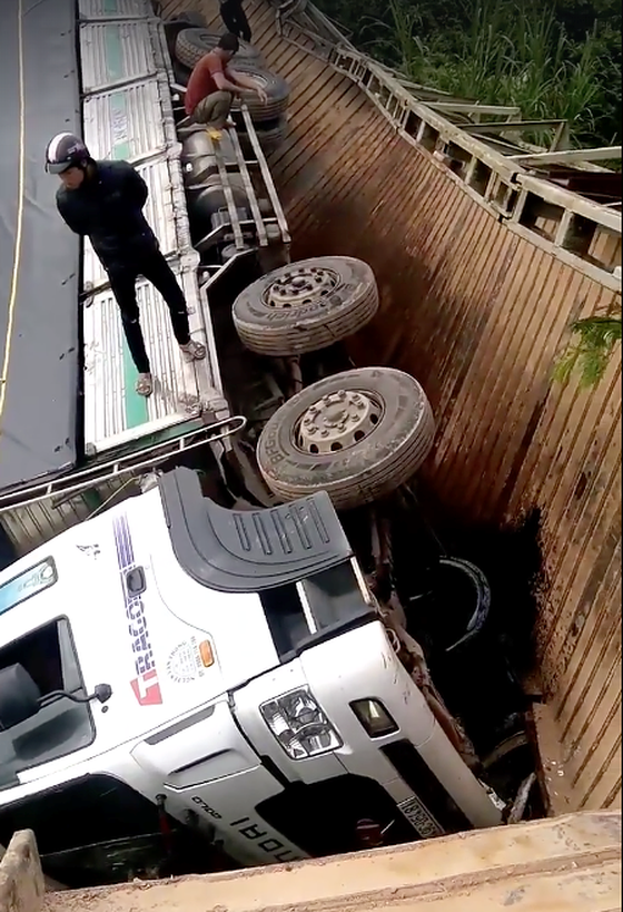 卡車與車上的貨物都墜下河去。