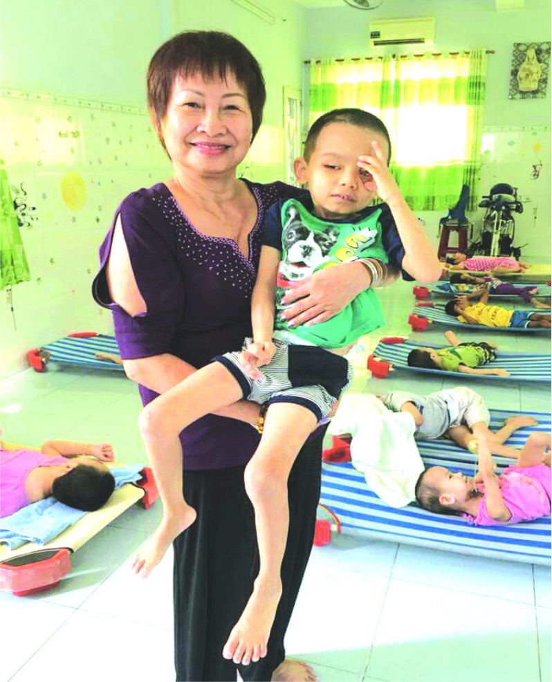 平西市場華人商販應氏蓮發起社會慈善活動，並於昨(27)日組團前往看望天福孤兒院。