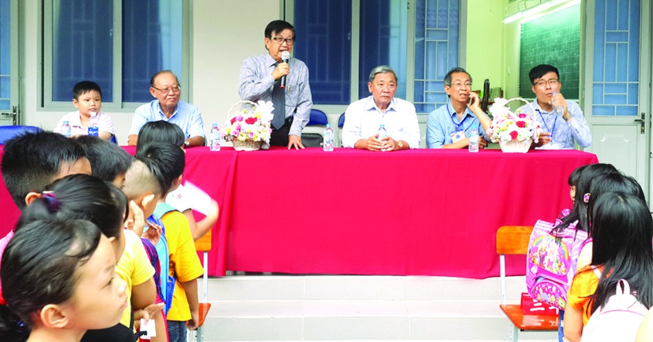 張世豪董事長在去年開學式上鼓勵貧困學生 努力求學。