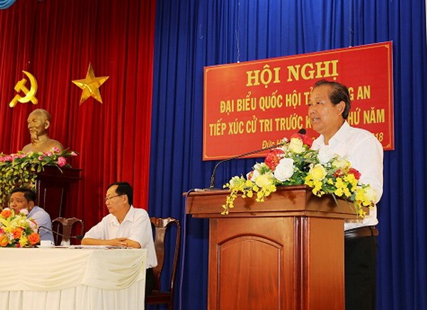 黨中央政治局委員，政府常務副總理張和平昨(4)日在隆安省德和縣和隆安省國會代表團在第十四屆國會第五次會議召開前夕與選民進行接觸。