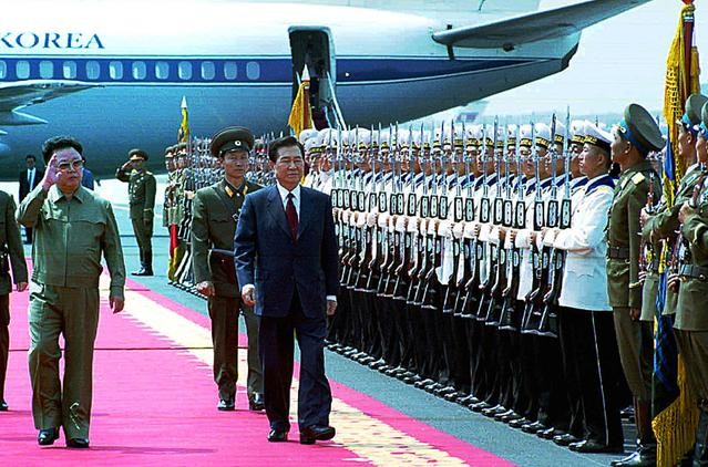 2000年6月13日,朝鮮平壤,時任朝鮮領導人金正日(左)在機場為時任韓國 總統金大中(右)舉行歡迎儀式。