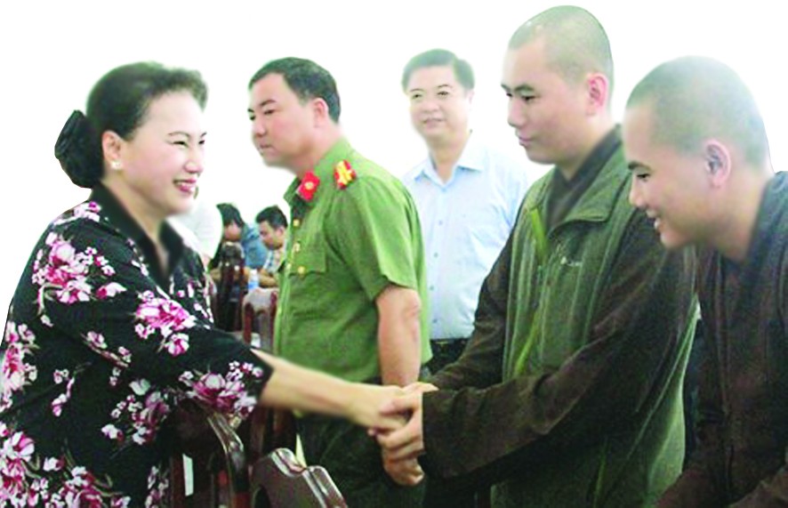 國會主席阮氏金銀和芹苴市1號選舉單位的國會代表團昨(4)日上午與豐田縣美慶鄉選民接觸。