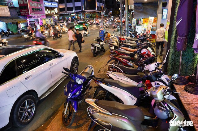 許多車輛佔用街道和人行道。