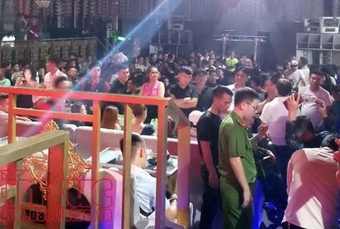 突擊檢查舞場 300 狂歡客驚逃