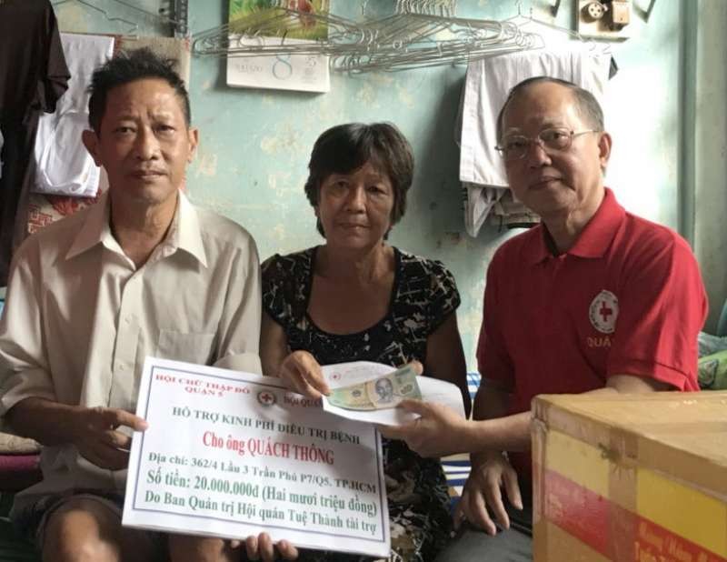 盧耀南理事長向郭通夫婦移交贊助金。