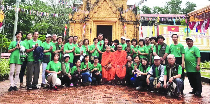 溯源團合攝於萬金塔。