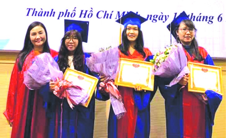 阮氏瓊雲主任獎勵優秀生。