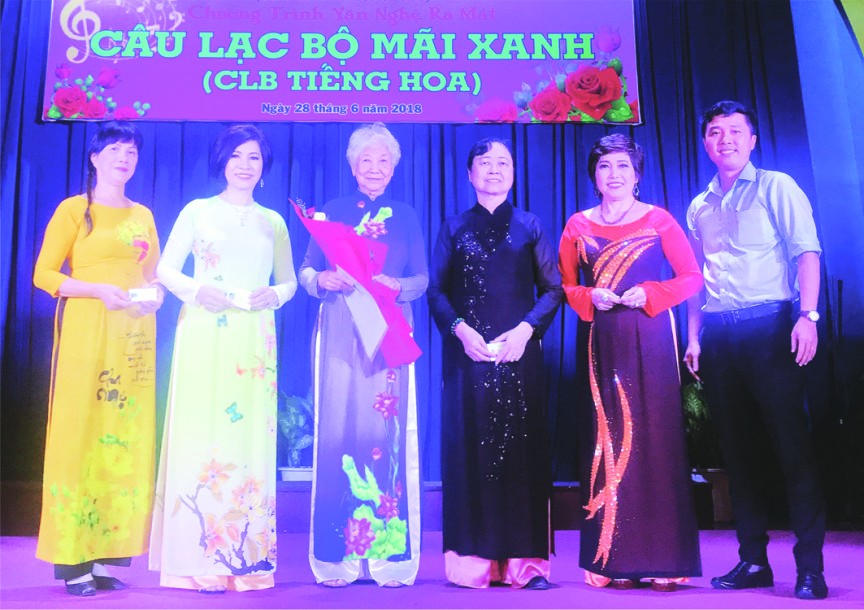 第五郡文化中心主任郭忠孝（右一）向執委會頒發決定書。