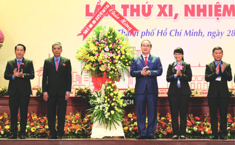 市委書記阮善仁(右三)送花祝賀大會。