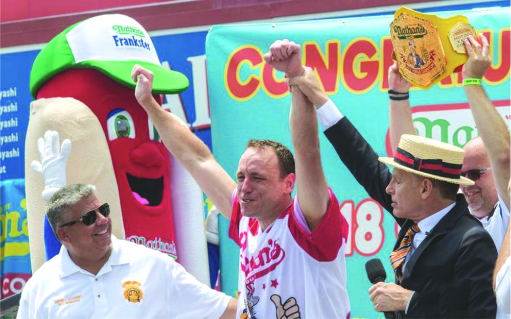 比賽中的“超級巨星”切斯納特不負眾望，以10分鐘吃下74個熱狗的破紀錄成績拿到了他的第11個冠軍。