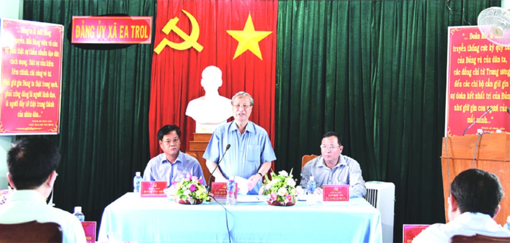 昨(6)日上午，黨中央政治局委員、黨中央書記處常務書記陳國旺與工作團同富安省省委常務處舉行會議。