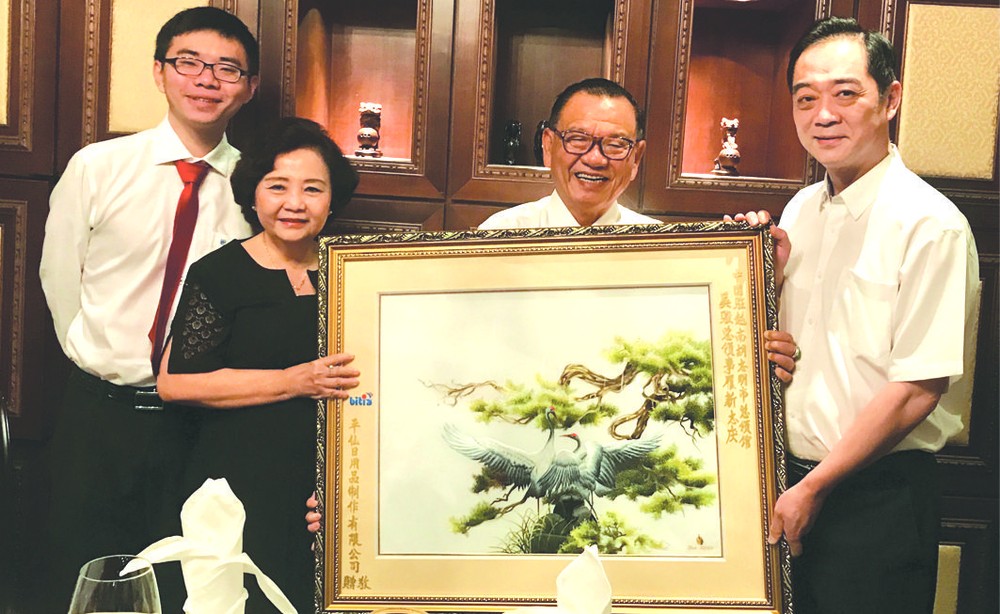 尤凱成董事長(右二)向吳駿總領事(右一)贈送紀念品。