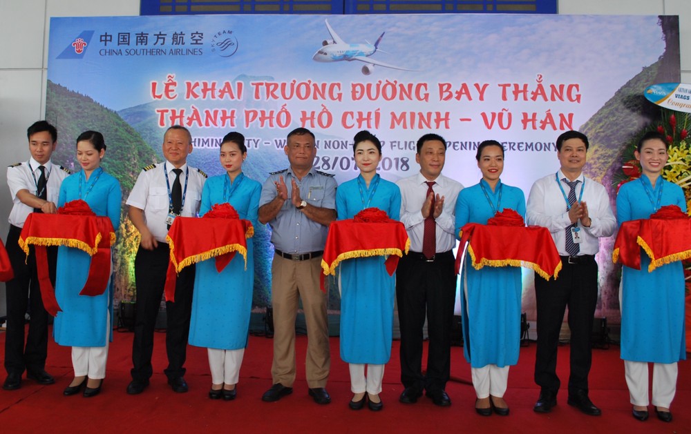 南航胡志明市辦事處總經理崔恆(右四)邀請貴賓一起參加剪綵儀式。