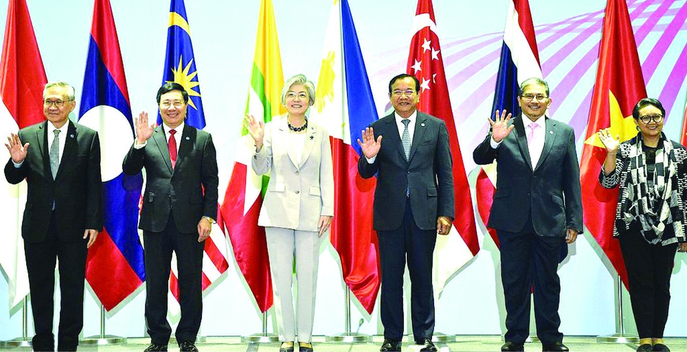 政府總理范平明(左二)出席第五十一屆東盟外長會議。