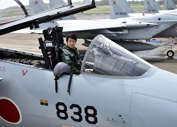 日本首位戰機女機師誕生