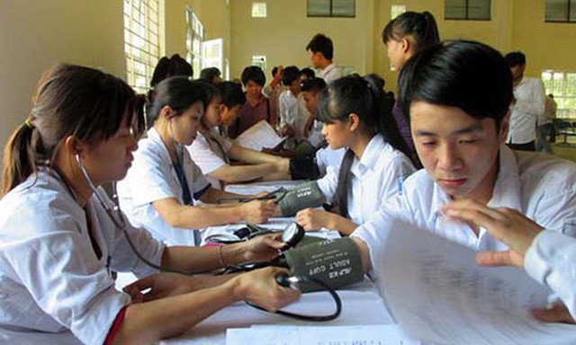 在學校為學生做體檢。