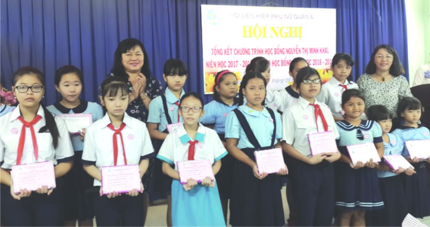 為了協助貧困越華學生克服困難，努力向學，第六郡婦女會昨(1)日上午在該會會場舉辦2018年阮氏明開助學金頒發儀式。