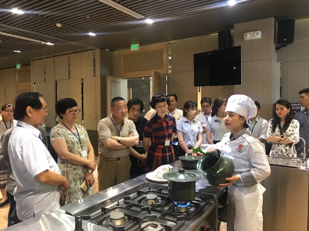 越中畫家在明隆公司作畫 ảnh 3