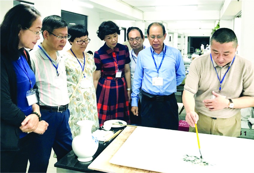 丁一鳴院長開始繪畫。