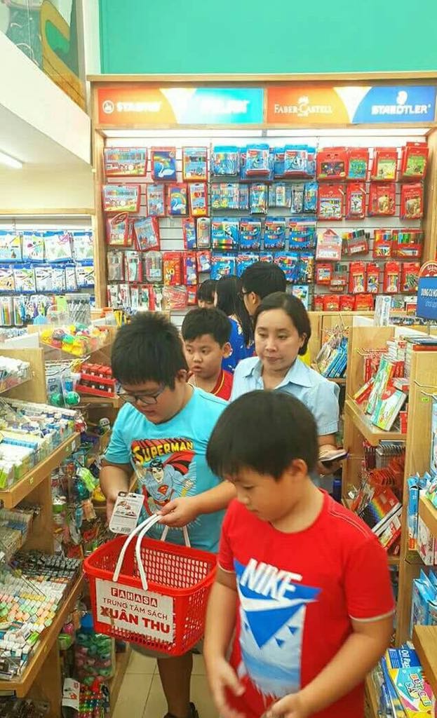 新學年學生設備琳琅滿目。