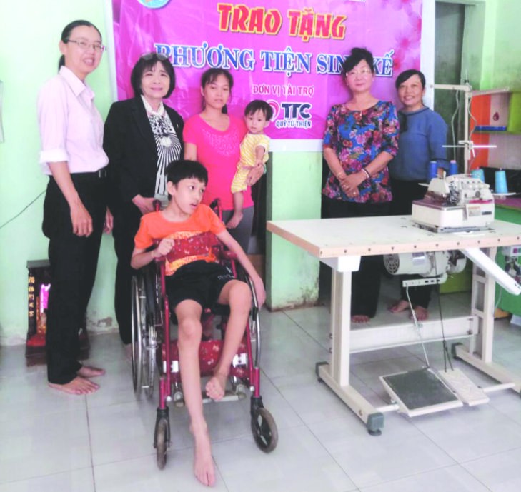 市婦女會將縫紉機轉交給貧困婦女。