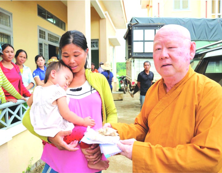 釋惟鎮大師給窮人派發禮物。