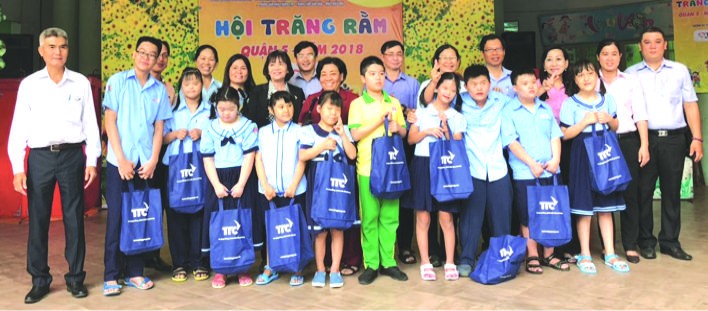 值中秋節來臨，為了讓殘疾少兒有個愉快的節日，第五郡越南祖國陣線委員會、人委會、婦女會、教育科、少兒文化宮等，於昨(21)日配合在郡少兒文化宮舉辦2018年第五郡中秋節盛會。