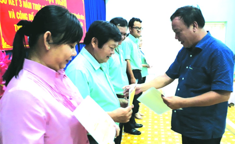 第十郡人委會副主席裴世海向各單位及個 人頒發表揚書。