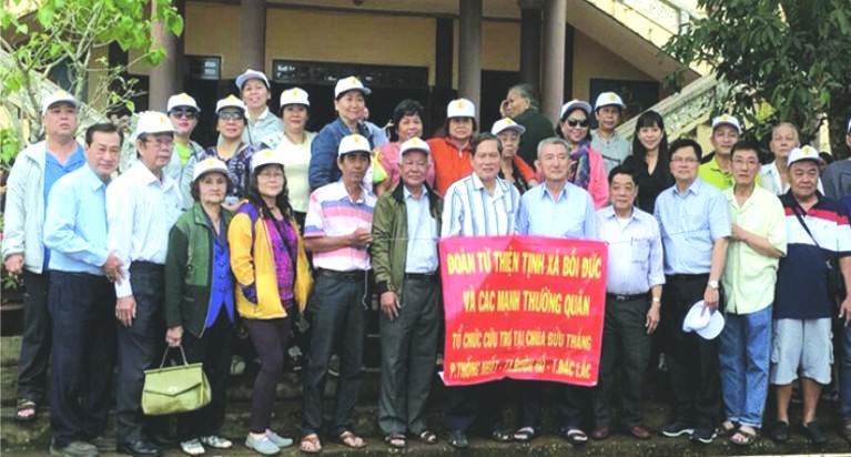 培德精舍慈善工作組為達樂省貧民和孤寡長者、孩童送溫暖。