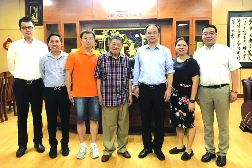 越香集團董事長杭慰瑤(左四)和山東建邦 集團董事長陳箭(右三)與各代表合影。