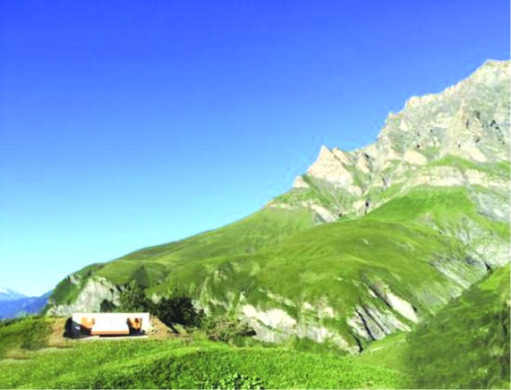 瑞士阿爾卑斯山脈上的一家酒店，無牆無頂。