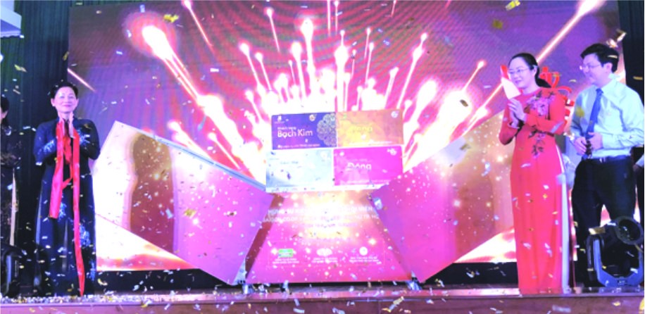 市婦聯會啟動贈送與企業連結會員卡儀式。