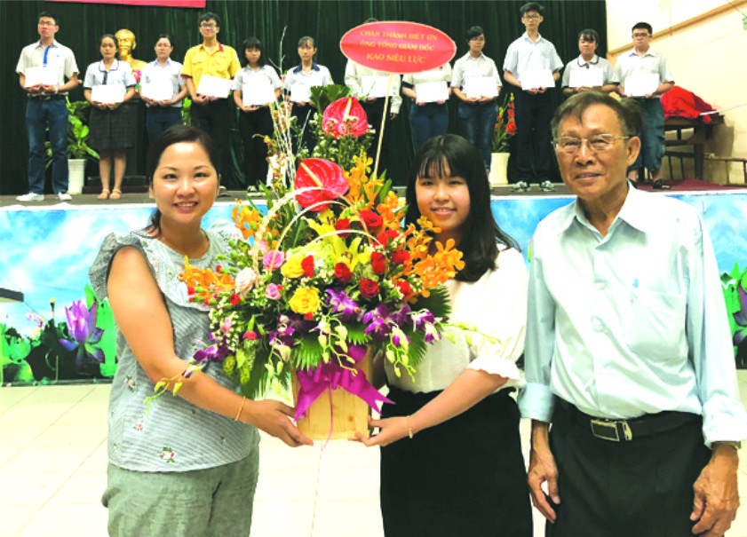 王沛川校政主任與高中生向高慧芳(左)