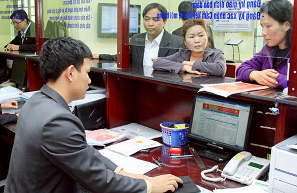 民眾在辦理房地產手續。