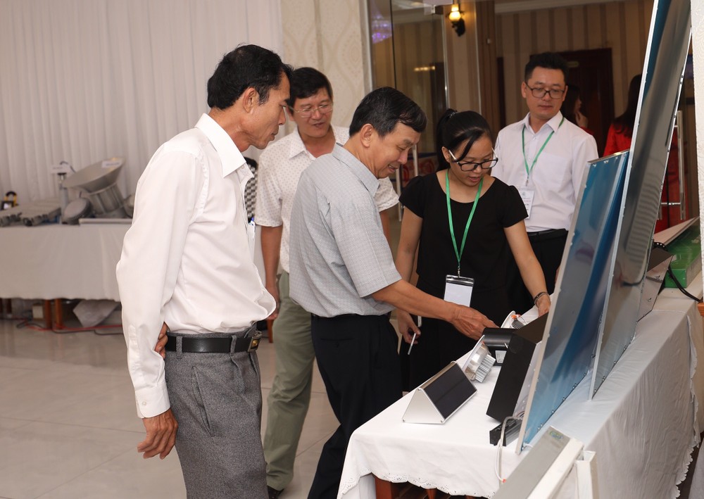 與會者參觀LED太陽能設備。
