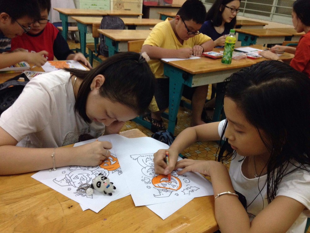 天恩外語中心向學生提供各種化妝用具，讓學生打扮參加，演小品、提著南瓜燈遊玩。此外，小朋友們還用筆畫畫、製作萬聖節賀卡。