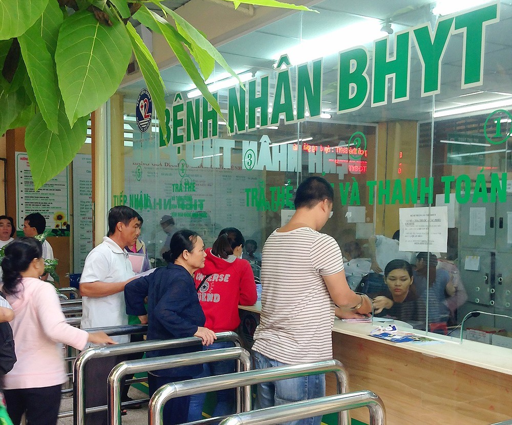 民眾在醫院登記看病。