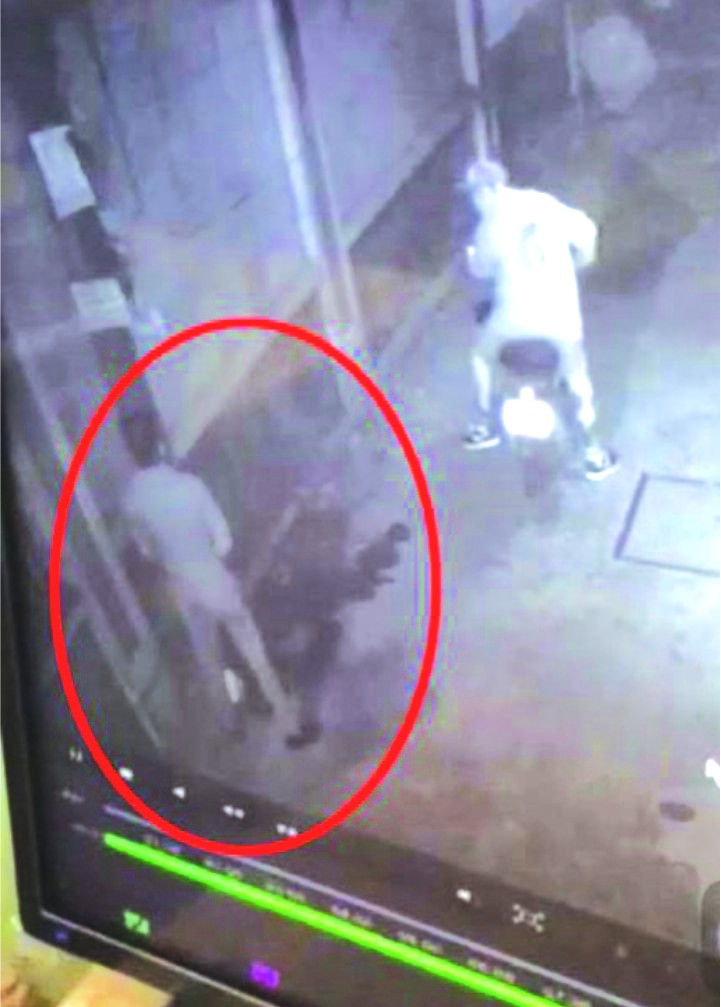 被屋主發現和警告時，他不但不道歉，反而挑釁屋主。