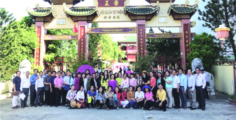 代表團於崇正慈善會館觀音閣前留影。