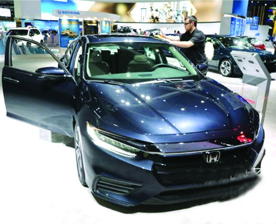 今年洛杉磯國際汽車大展的本田汽車公司推出了一款油電混合轎車，贏得了2019年度綠色能源車