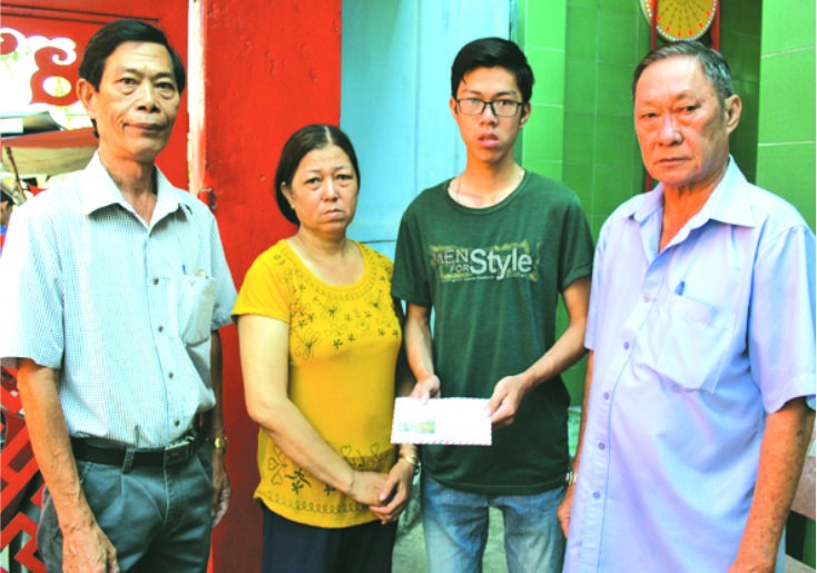 獲悉家境清貧的本市華人大學生馮福龍於上月25日因受9號颱風影響而被雨水沖到河涌身亡的悲痛事跡後，馮氏宗祠理監事會立即聯繫其家屬，並於昨（30）日上午向其家屬捐贈1500萬元以表關愛。