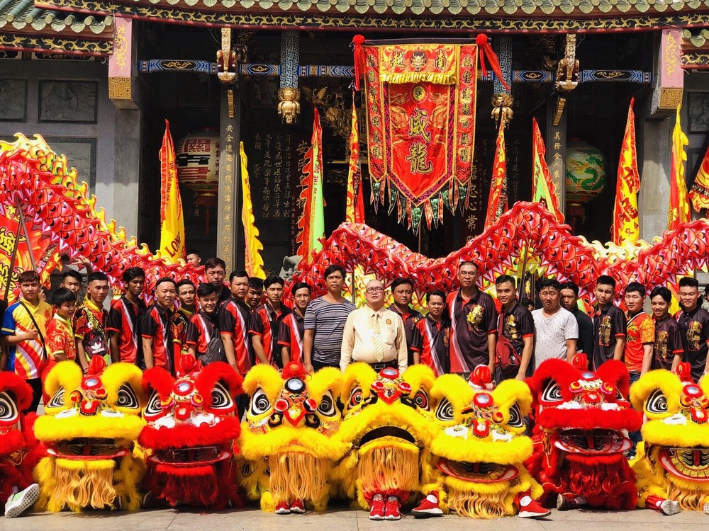 威龍龍獅團在關帝廟合照。