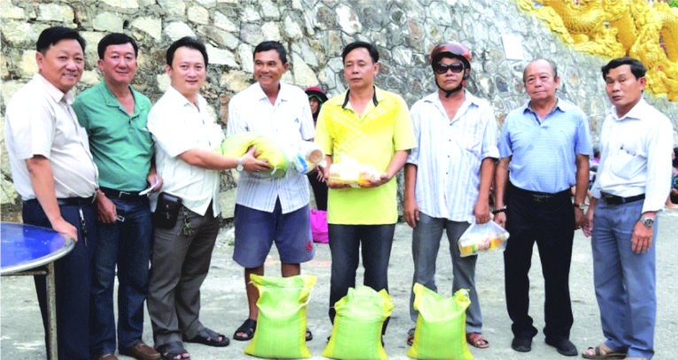 理事長鄒國榮（左三）與各理事向窮人贈送禮物。